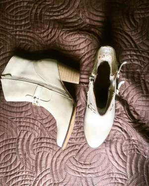 Beige boots with heels - Boots on Aster Vender