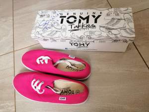 Fuchsia colour - Sneakers on Aster Vender