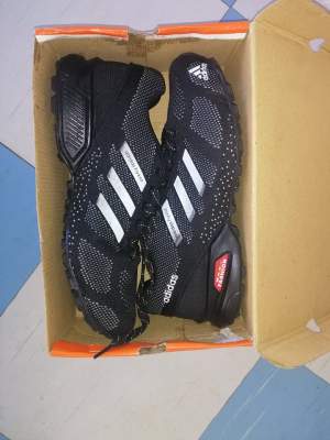 CHAUSSURES - ADIDAS - TAILLE 44 - Sneakers on Aster Vender