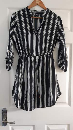 Black and White Dress/ Size M - Dresses (Girls)