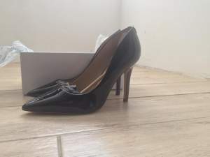 Pumps Guess Designer shoes - Classic shoes