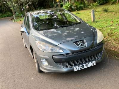 Peugeot 308 - Compact cars on Aster Vender