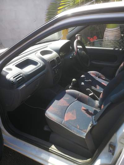 Renault clio - Compact cars