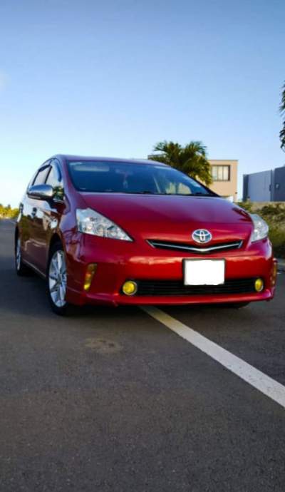 Toyota Prius Alpha - Family Cars