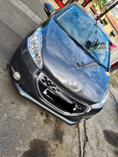 Peugeot 208 diesel automatique  - Compact cars on Aster Vender