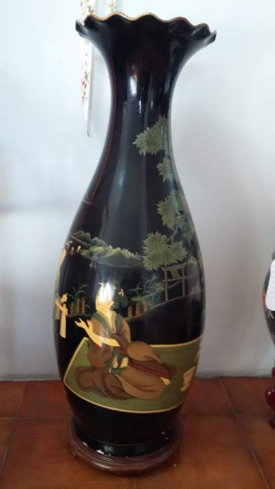 Vase laque en fond noir avec dessin - Interior Decor