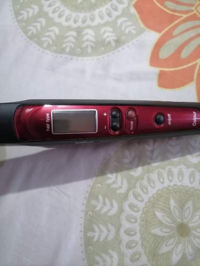 UN fer à lisser - Hair dryer on Aster Vender