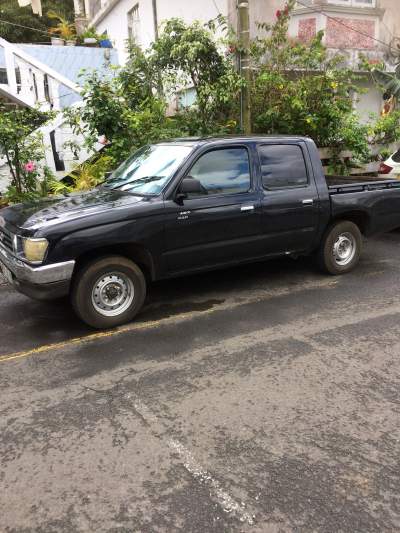 Toyota Hilux 1999 - Pickup trucks (4x4 & 4x2) on Aster Vender