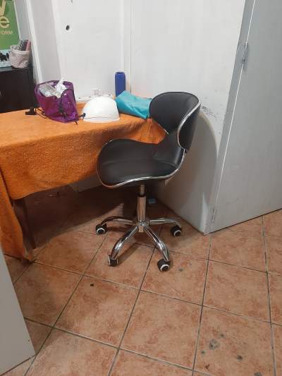 Hairdresser table and chair - Chairs on Aster Vender