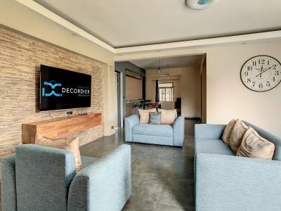 (Ref. MA7-630) Maison moderne avec un grand espace jardin - House on Aster Vender