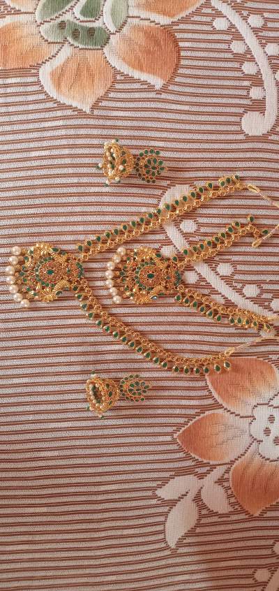 Necklace set with earrings - Necklaces on Aster Vender