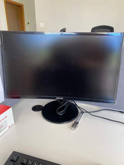 SAMSUNG 24' Curved Monitor - LCD Monitor