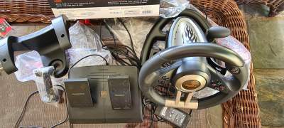 Steering wheel and pedels - PlayStation 4 (PS4)
