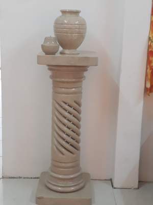 Stand en marble avec vase et bougeoire  - Interior Decor