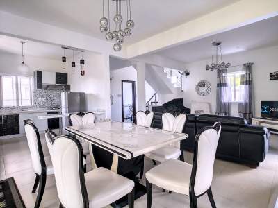 (Ref. MA7-679) Maison individuelle avec piscine - House