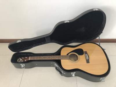 Yamaha Guitar F310 with Hard Case & Accessories - Accoustic guitar