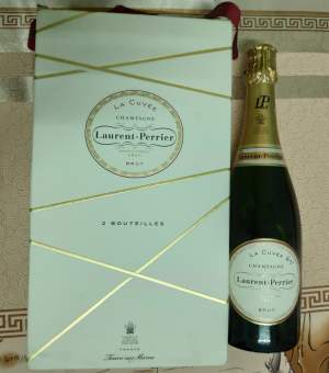 LAURENT PERRIER OR MOET & CHANDON - Drinks on Aster Vender