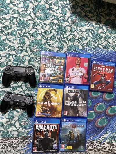 7 ps 4 game and 2 controller original - Other Indoor Sports & Games