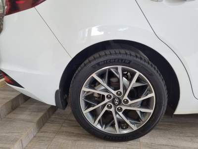 Hyundai Elantra Yr 19 for sale - Family Cars on Aster Vender
