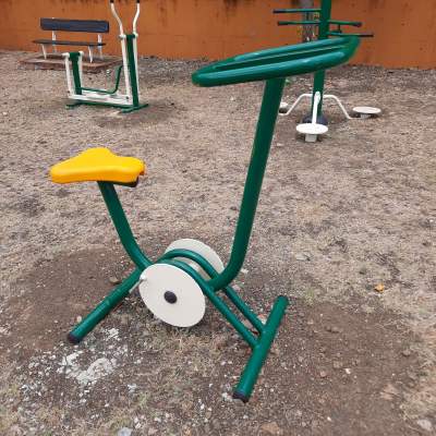 Outdoor Gym Equipment - Velo d'appartement (Exercise Bicycle) - Fitness & gym equipment
