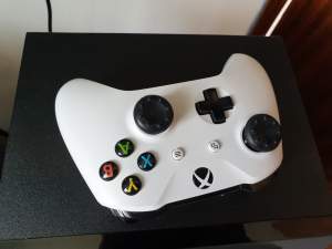 Xbox one s + 1 controller - PS4, PC, Xbox, PSP Games on Aster Vender