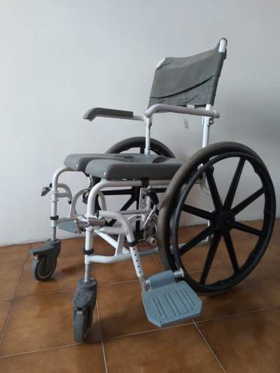 Chaise de Douche et WC Grandes roues autonomie - Wheelchair