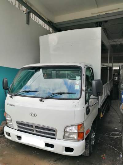 Hyundai White Goods Vehicle Truck with Tail Lift Facility - Truck bed