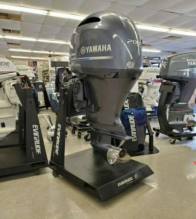 Slightly used Yamaha 200HP 4 Stroke Outboard Motor Engine - Boat engines