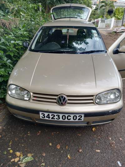 Volfwagen golf 4 année 2002 - Family Cars