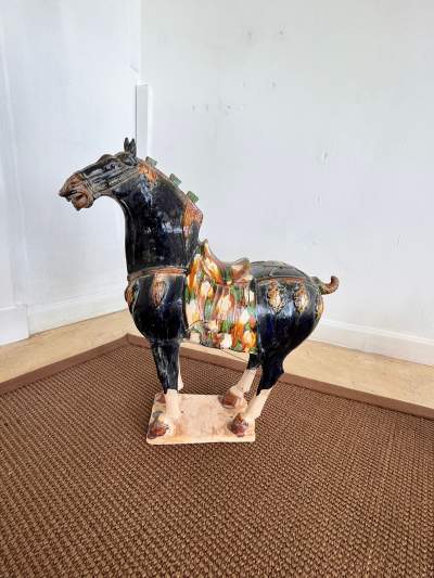 Statue de Cheval en porcelaine chinoise et céramique sculptée - Interior Decor on Aster Vender