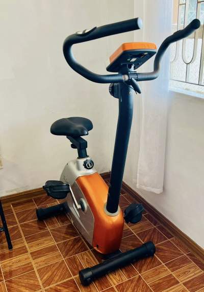 Exercise bike / Vélo stationnaire - Fitness & gym equipment