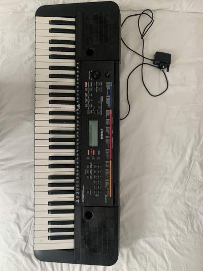Yamaha  piano keyboard e263 - Electronic piano