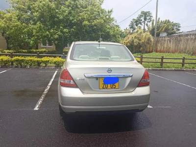 NISSAN LATIO 2005 - Family Cars