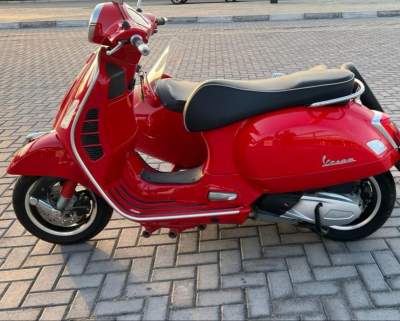 Red Vespa 2021 with side car - Scooters (above 50cc)