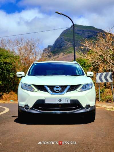 Nissan Qashqai Tekna - SUV Cars on Aster Vender