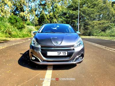 Peugeot 208-2019 - Compact cars on Aster Vender