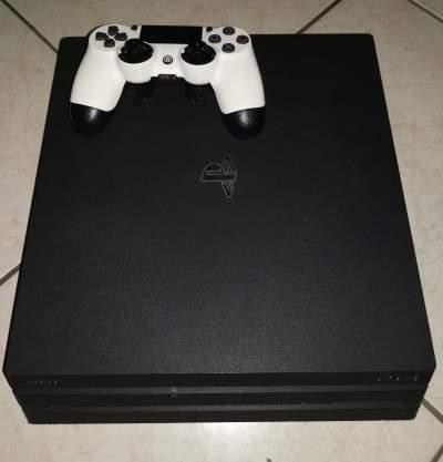 Ps4 Pro 1TB + Scuf controller - PlayStation 4 (PS4) on Aster Vender