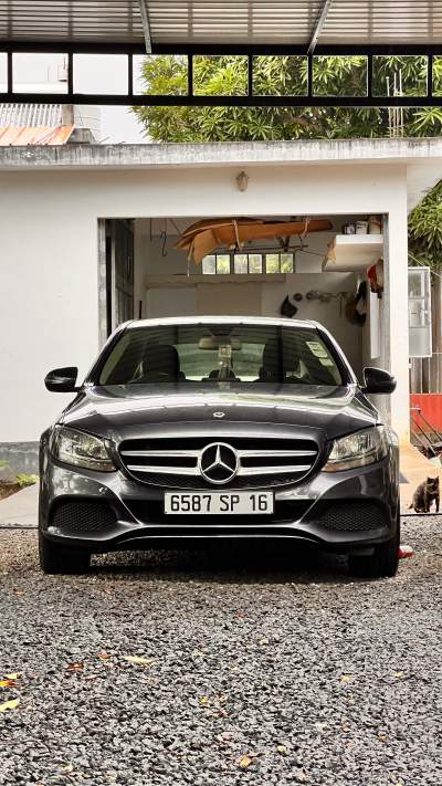 Mercedes-Benz C180 (2016) - Luxury Cars