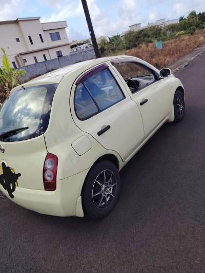 Nissan ak12 yr 05 - Compact cars