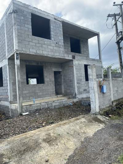 UNFINISHED BEACH HOUSE - Beach Houses