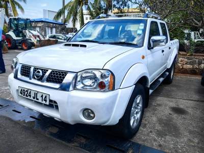 Nissan NP300 Hardbody - 4 X 2 - Pickup trucks (4x4 & 4x2)