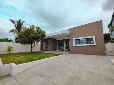 New Ground Floor Villa close to The Precinct - Villas on Aster Vender