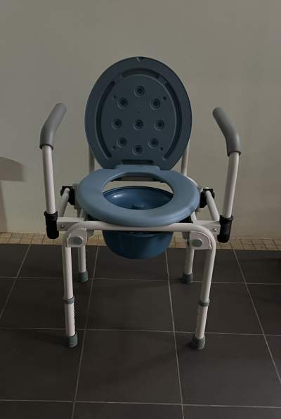 Commode toilet chair - Other Medical equipment on Aster Vender