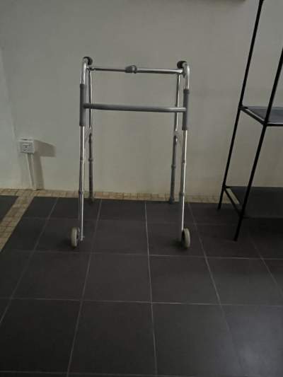 Walking frame with wheele - Other Medical equipment on Aster Vender