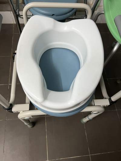 Raised toilet seat - Other Medical equipment