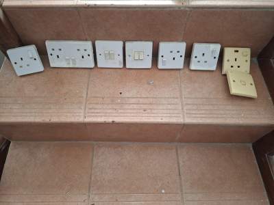 5 Prises et 7 switches electriques - All household appliances