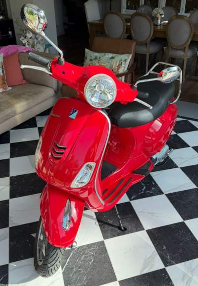 Vespa VXL 150 ABS in stunning red - Scooters (above 50cc)