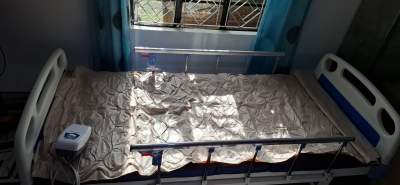 Medical bed with ripple mattress. - Other Medical equipment