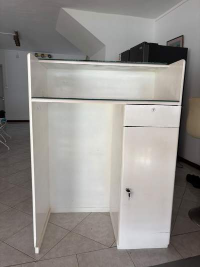 Armoire blanche et chaise de bar - Living room sets on Aster Vender