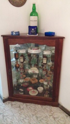 Meuble en coin avec des etageres vitrees et des miroirs en fond - China cabinets (Argentier) on Aster Vender